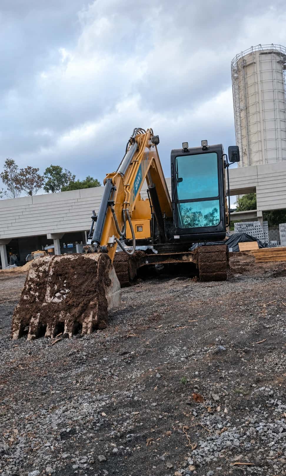 Escavadeira 20 ton disponível mediante consulta com a JC Shalom