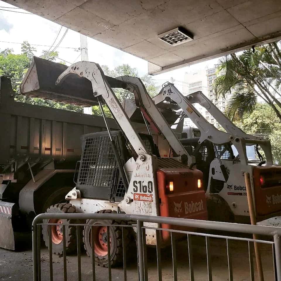 Obra com movimentação de terra e equipamentos